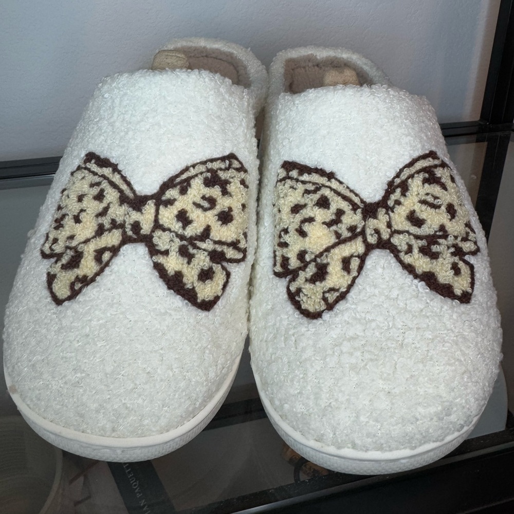NWT Animal Print Cheetah Leopard Fuzzy Ribbon Bow Slippers Women's Size: 8-9 - Picture 4 of 5